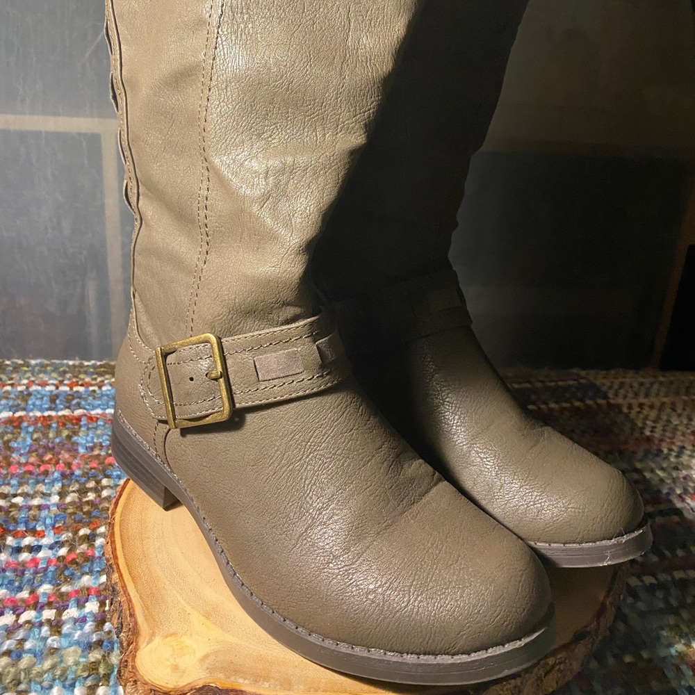 Olive green Boots for the ladies